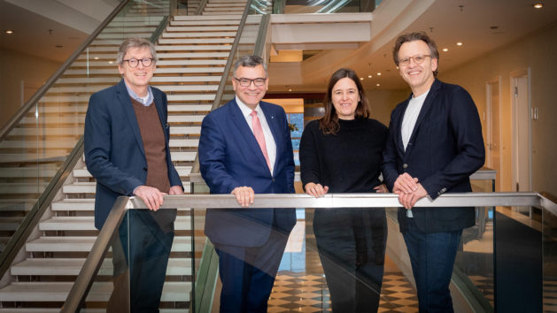 Der CFO der Internationalen Münchner Filmwochen GmbH, Thorsten Grieser, Medienminister Dr. Florian Herrmann, die Künstlerische Co-Leitung des Filmfests München, Julia Weigl, und der Geschäftsführer der Internationalen Münchner Filmwochen GmbH, Christoph Gröner (v.l.n.r.).