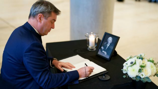 Ministerpräsident Dr. Markus Söder trägt sich in das Kondolenzbuch für Dr. Wolfgang Schäuble ein.