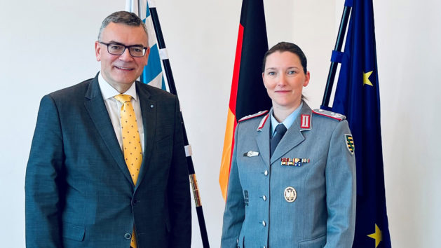 Staatsminister Dr. Florian Herrmann (links) und die Kommandeurin des Panzerartilleriebataillons 375 des Heeres, Oberstleutnant Hekja Marlen Werner (rechts).