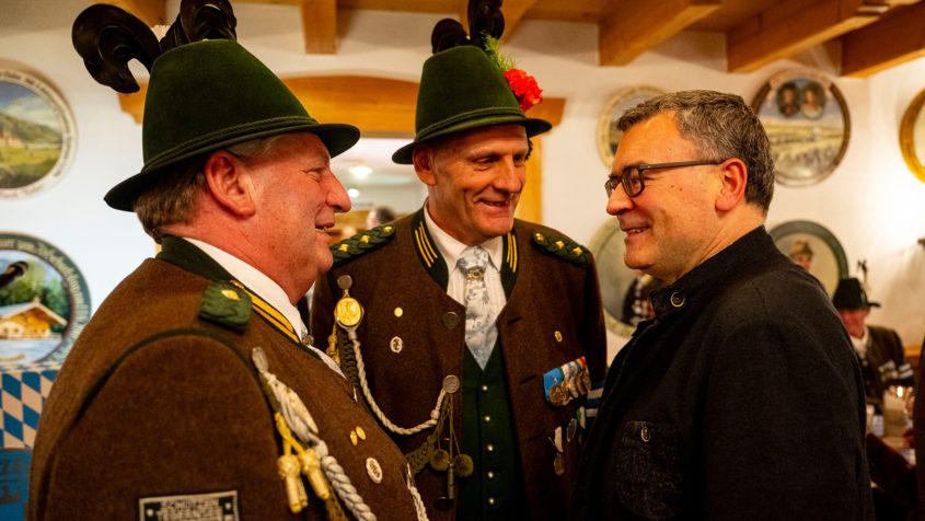 Im Gespräch bei der Jahreshauptversammlung der Gebirgsschützen-Kompanie ...