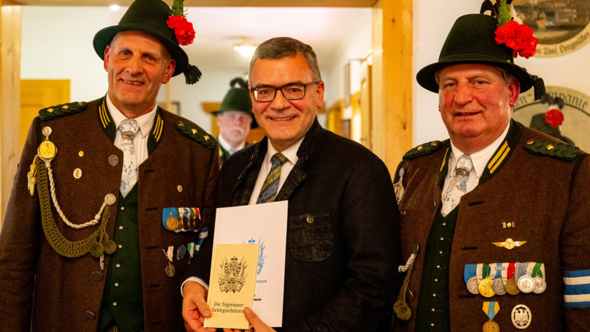 Der+Hauptmann+der+Gebirgssch%C3%BCtzen-Kompanie+Tegernsee%2C+Florian+Baier%2C+Staatsminister+Dr.+Florian+Herrmann+und+der+Oberleutnant+der+Gebirgssch%C3%BCtzen-Kompanie+Tegernsee%2C+Wolfgang+Baier+%28v.l.n.r.%29.