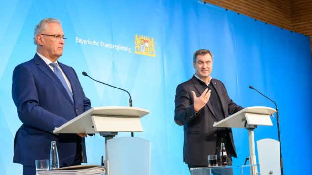Pressekonferenz mit Innenminister Joachim Herrmann (links) und Ministerpräsident Dr. Markus Söder (rechts).