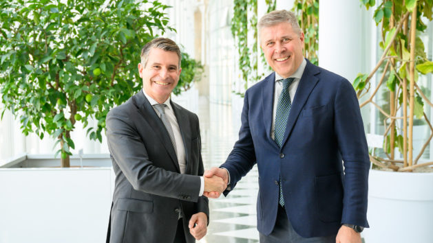Europaminister Eric Beißwenger (links) empfängt den isländischen Außenminister Bjarni Benediktsson (rechts) in der Staatskanzlei.
