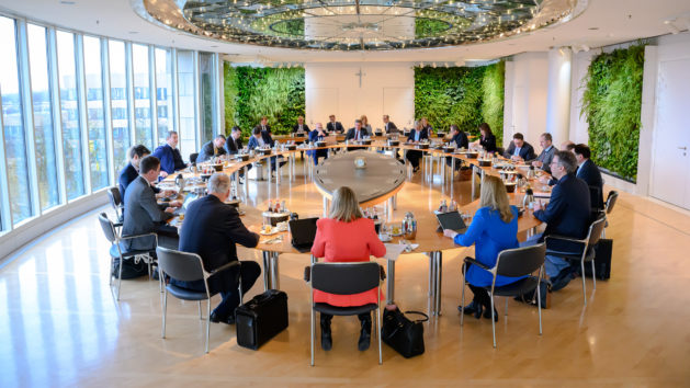 Das Kabinett tagt im Ministerratssaal in der Staatskanzlei.