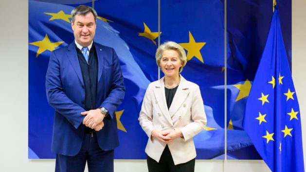 Ministerpräsident Dr. Markus Söder (links) und die Präsidentin der Europäischen Kommission, Ursula von der Leyen (rechts), in Brüssel.
