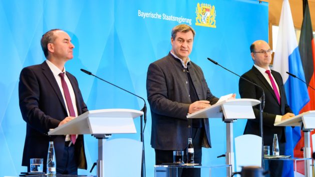 Pressekonferenz zum Doppelhaushalt 2024/2025 mit Wirtschaftsminister Hubert Aiwanger, Ministerpräsident Dr. Markus Söder und Finanzminister Albert Füracker (v.l.n.r.).