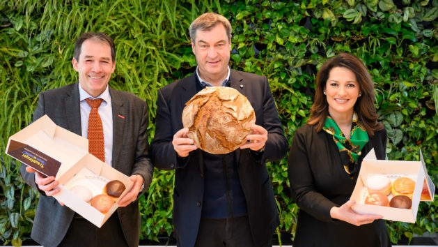 Der Landesinnungsmeister des Landes-Innungsverbandes für das bayerische Bäckerhandwerk, Heinrich Traublinger jun., Ministerpräsident Dr. Markus Söder und Ernährungsministerin Michaela Kaniber (v.l.n.r.).