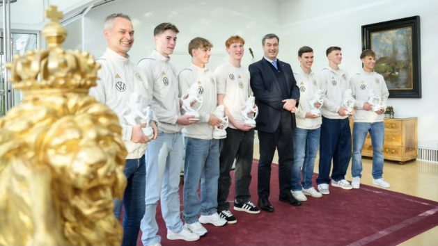 Ministerpräsident Dr. Markus Söder (4. von rechts) mit den bayerischen U17-Fußballweltmeistern
