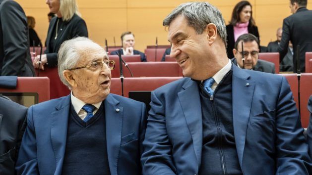 Ministerpräsident Dr. Markus Söder (rechts) und der Zeitzeuge Abba Naor (links) beim Gedenkakt für die Opfer des Nationalsozialismus im Plenarsaal des Bayerischen Landtags.