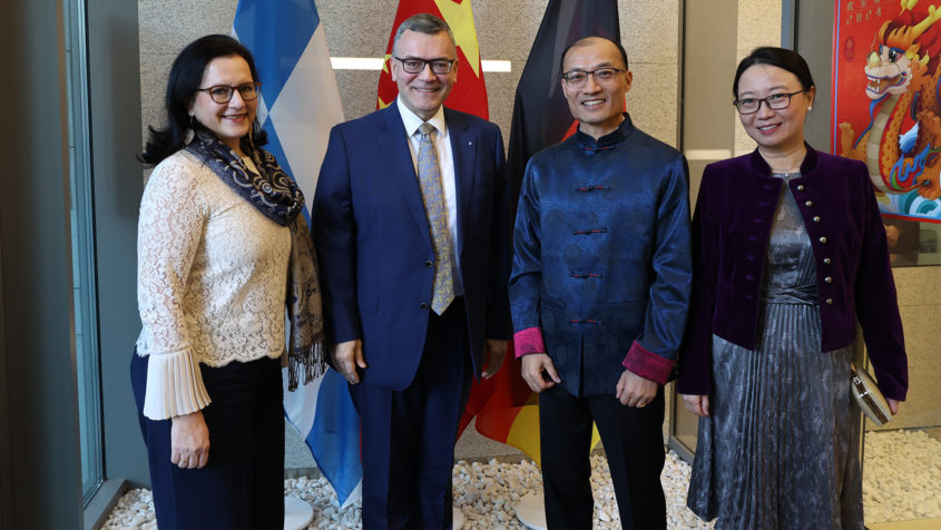 Der chinesische Generalkonsul Tong Defa (2. von rechts) begrüßt Staatsminister Dr. Florian Herrmann (2. von links) und Renate Thalhammer-Herrmann (links) zum chinesischen Neujahrsempfang. © Generalkonsulat der Volksrepublik China