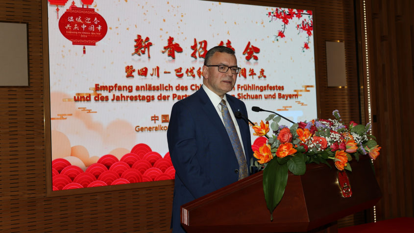 Staatsminister Dr. Florian Herrmann hält eine Rede beim chinesischen ...