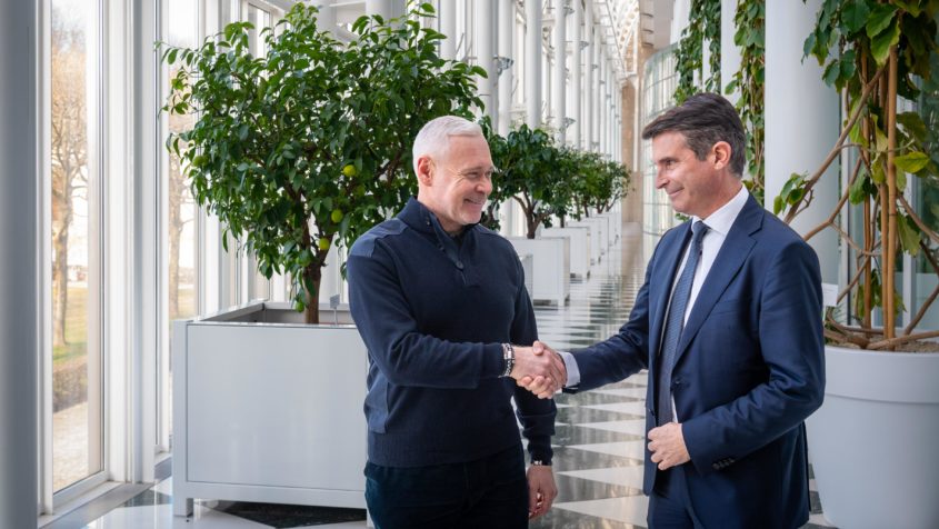 Europaminister Eric Beißwenger (rechts) begrüßt den Bürgermeister der ukrainischen Stadt Charkiw, Ihor Terechow (links), in der Staatskanzlei.