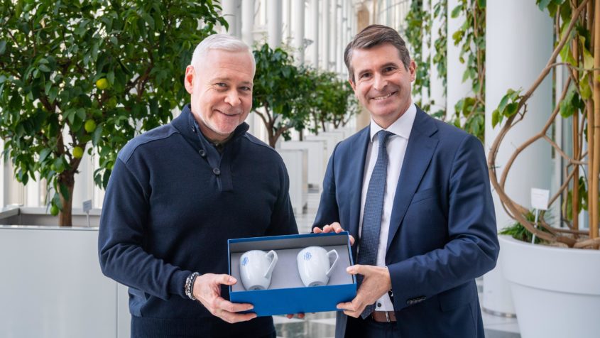 Europaminister Eric Beißwenger (rechts) überreicht dem Bürgermeister ...