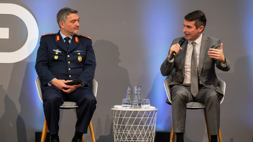 Oberst Frank Michael Gräfe (links) und Europaminister Eric Beißwenger (rechts) bei der Münchner Europakonferenz 2024.