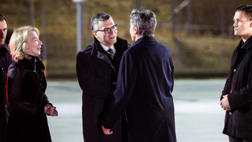 Staatsminister Dr. Florian Herrmann begrüßt den Außenminister der Vereinigten Staaten von Amerika, Anthony Blinken, am Flughafen München.