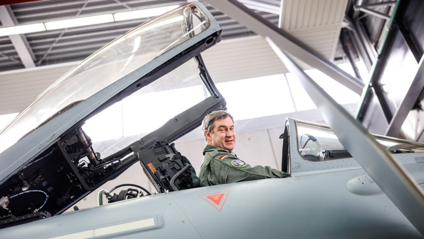 Bei seinem Besuch sitzt Ministerpräsident Dr. Markus Söder in einem Eurofighter.