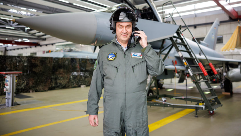 "Heute Besuch bei unserer Elite-Truppe des Taktischen Luftwaffengeschwaders 74 in Neuburg an der Donau. Sie sind eine der besten Verbände der Luftwaffe. Wir sind stolz auf unsere hervorragend ausgebildete Truppe." - Ministerpräsident Dr. Markus Söder.