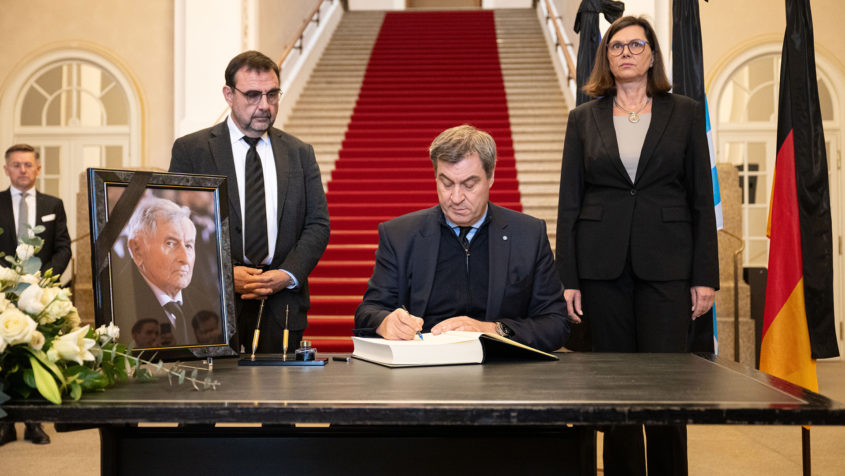 Ministerpräsident Dr. Markus Söder trägt sich in das Kondolenzbuch zu Ehren des ehemaligen Landtagspräsidenten Alois Glück ein.
