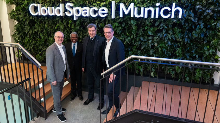 Ministerpräsident Dr. Markus Söder (2. von rechts) und Wissenschaftsminister Markus Blume (rechts) zu Besuch im Google Cloud Space am Standort München.