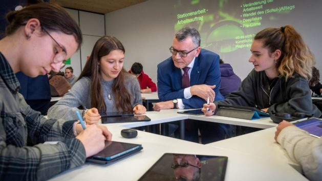 Staatskanzleiminister Dr. Florian Herrmann informiert sich bei seinem Besuch des Oskar-Maria-Graf-Gymnasiums in Neufahrn über das Pilotprojekt "Digitale Schule der Zukunft".