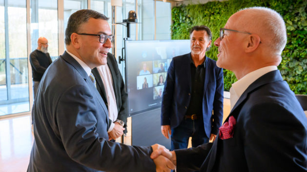 Medienminister Dr. Florian Herrmann begrüßt Vertreter der Filmwirtschaft zum Filmgipfel.
