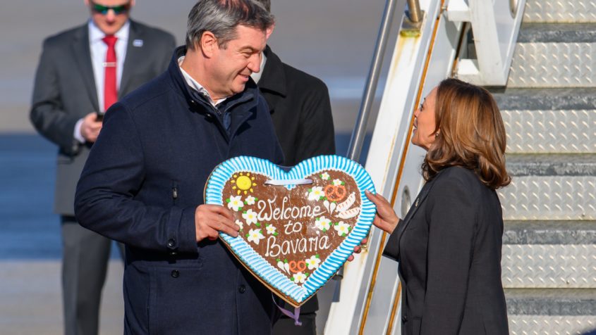 "Welcome to Bavaria": Bei ihrer Ankunft am Münchner Flughafen wird US-Vizepräsidentin Kamala Harris von Ministerpräsident Dr. Markus Söder begrüßt.