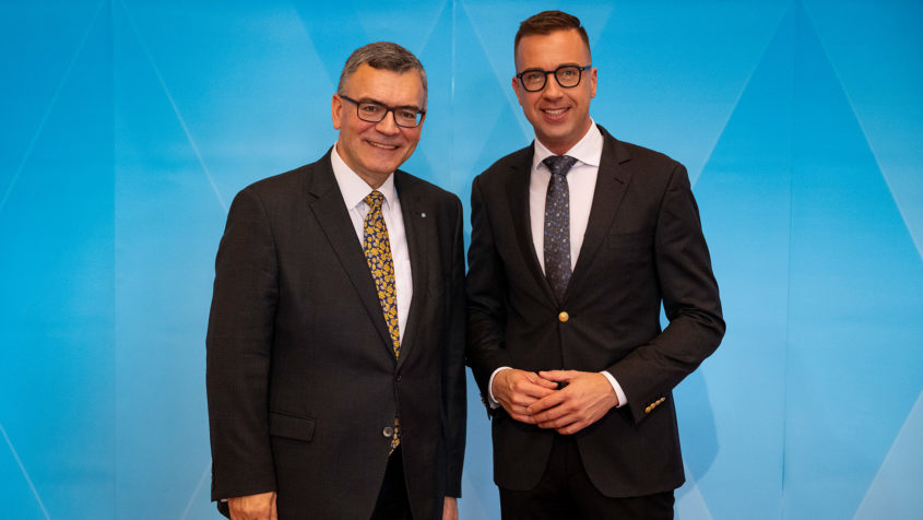 Staatskanzleiminister Dr. Florian Herrmann (links) mit dem Doyen ...