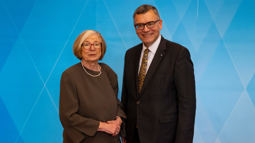 Staatskanzleiminister Dr. Florian Herrmann (rechts) mit der ...