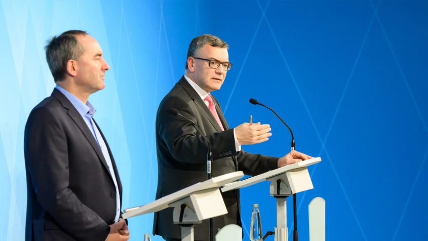 Die Pressekonferenz mit Wirtschaftsminister Hubert Aiwanger (links) und Staatskanzleiminister Dr. Florian Herrmann (rechts) findet im Prinz-Carl-Palais statt.