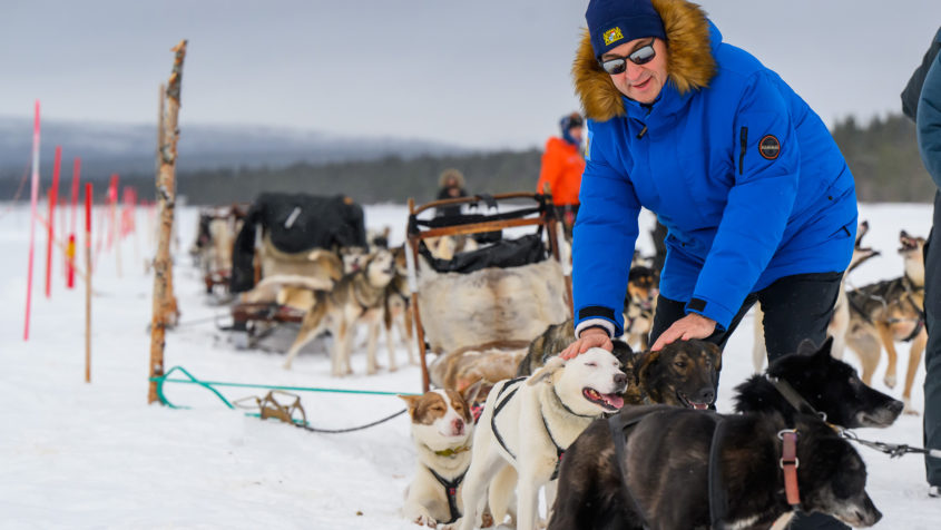 Ministerpräsident Dr. Markus Söder: "Nachhaltiger Tourismus ist hier in Schwedisch Lappland ein wichtiger Wirtschaftszweig. Die Hunde sind unter anderem Arctic Huskies. Sie sind besonders dann entspannt, wenn sie laufen dürfen."