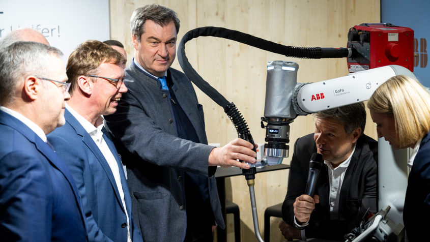 Bei einem Rundgang informieren sich Ministerpräsident Dr. Markus Söder (3. von links) und Bundeswirtschaftsminister Robert Habeck (2. von rechts) unter anderem über die Technologie der ABB AG.