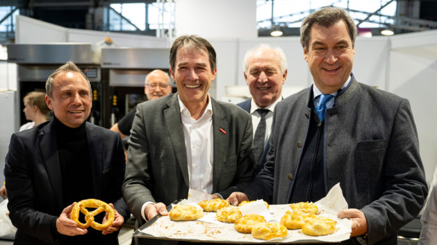 Eröffnung der Messe ZUKUNFT HANDWERK 2024 und 75. Internationalen Handwerksmesse unter anderem mit Umweltminister Thorsten Glauber, den Landesinnungsmeister des Landes-Innungsverbandes für das bayerische Bäckerhandwerks, Heinrich Traublinger jun., den Präsidenten des Bayerischen Handwerkertages e.V. , Franz Xaver Peteranderl, und Ministerpräsident Dr. Markus Söder (v.l.n.r.).