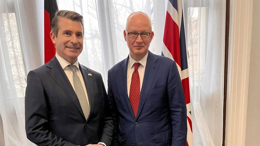 Im Britischen Außenministerium trifft Europaminister Eric Beißwenger (links) den für Europa zuständigen Generaldirektor Peter Wilson (rechts).