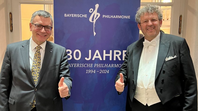 Staatsminister Dr. Florian Herrmann (links) gemeinsam mit dem Gründer und geschäftsführenden Vorstand des Bayerischen Philharmonie e.V. Mark Mast (rechts). Copyright: Bayerische Philharmonie