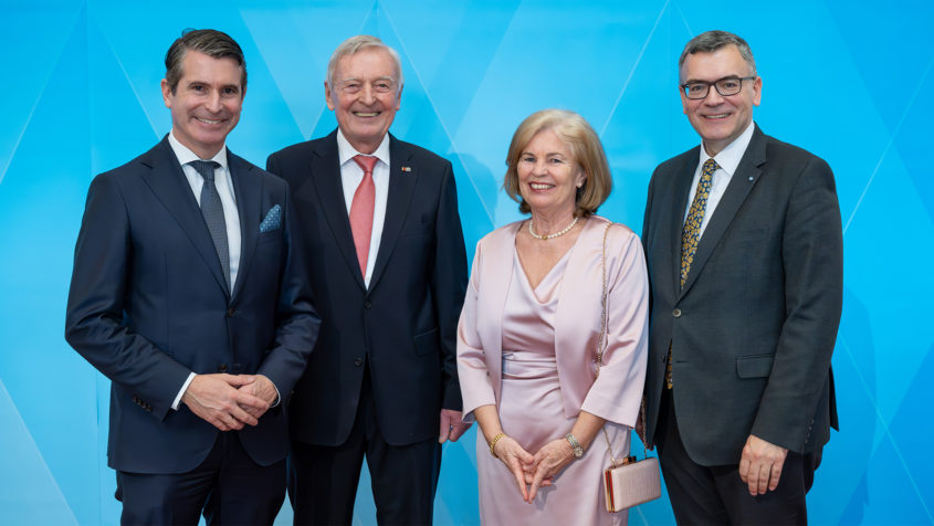 Gruppenbild unter anderem mit Europaminister Eric Beißwenger ...