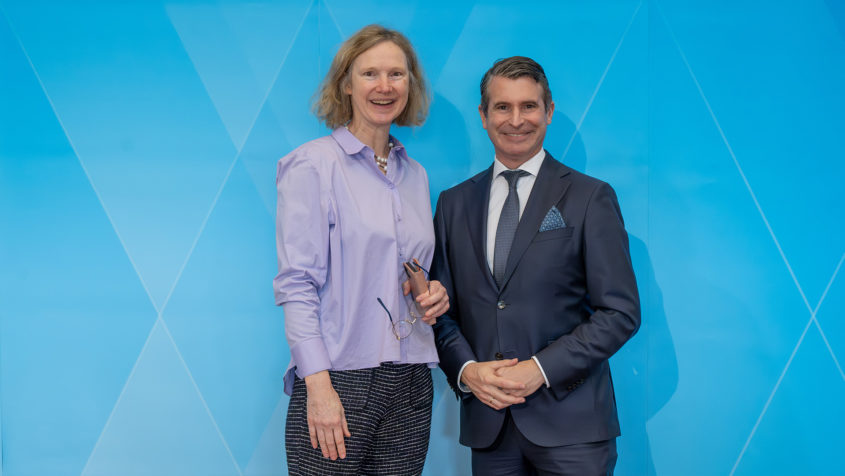 Europaminister Eric Beißwenger (rechts) und die Generalkonsulin des Königreichs der Niederlande, Adriana Elisabeth Faro (links).