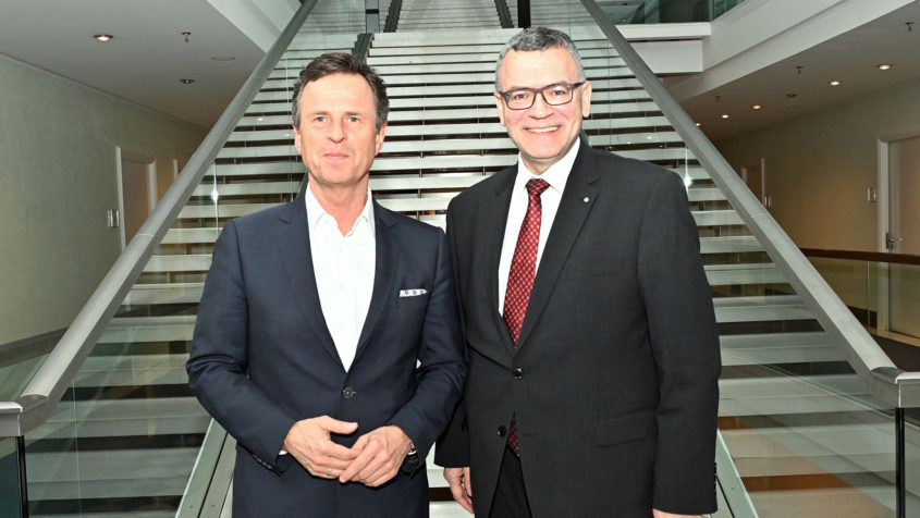 Der Hauptgeschäftsführer des Bayerischen Industrie- und Handelskammertages (BIHK) e.V., Dr. Manfred Gößl (links), und Staatsminister Dr. Florian Herrmann (rechts).