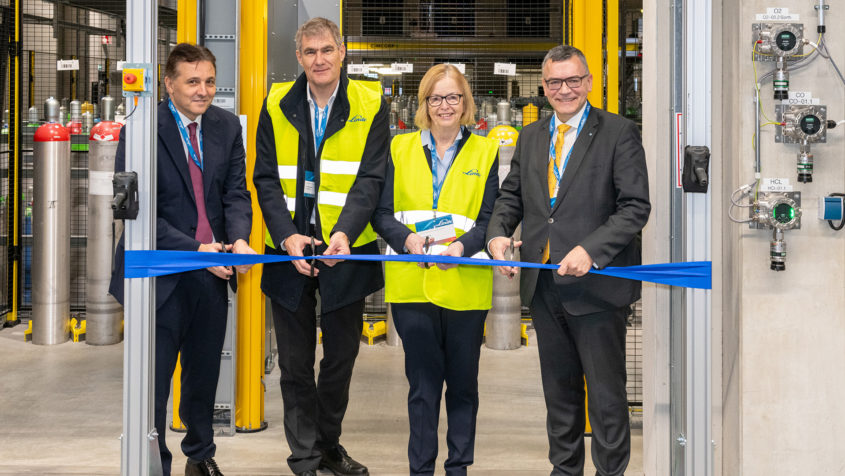 Eröffnung des automatisierten Spezialgase-Werks der Firma Linde GmbH in Unterschleißheim unter anderem mit Staatsminister Dr. Florian Herrmann (rechts).
