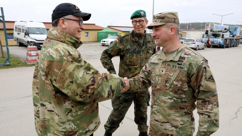 Der Kommandeur des 7th Army Training Command, Brigadier General Steven P. Carpenter (rechts), begrüßt Staatsminister Dr. Florian Herrmann (links).