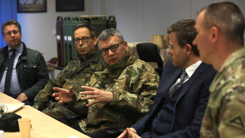 Bei seinem Besuch am Truppenübungsplatz Hohenfels informiert sich Staatsminister Dr. Florian Herrmann im Gespräch über NATO-Manöver "Allied Spirit".