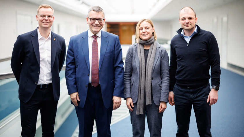 Staatsminister Dr. Florian Herrmann (2. von links) empfängt unter anderem den CRO Sven Kruck (links) sowie den CFO Frank Thieser (rechts) von der Quantum Systems GmbH in der Staatskanzlei.