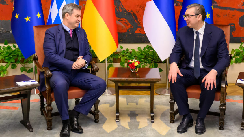 Ministerpräsident Dr. Markus Söder (links) im Gespräch mit dem serbischen Staatspräsidenten Aleksandar Vučić (rechts) im Präsidentenpalast.