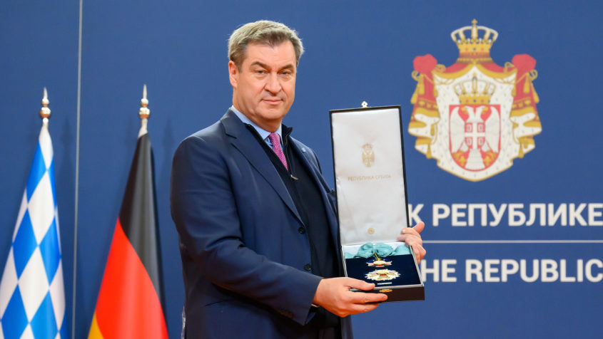 Serbiens Staatspräsidenten Aleksandar Vučić verleiht Ministerpräsident Dr. Markus Söder mit dem Orden der Republik Serbien am Bande.