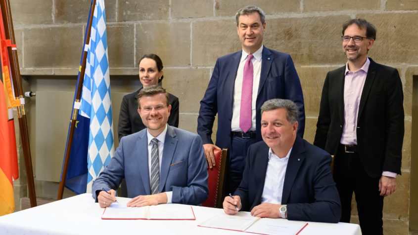 Der Letter of Intent wird im Nürnberger Rathaus von Nürnbergs Oberbürgermeister Marcus König, Verkehrsminister Christian Bernreiter und Ministerpräsident Dr. Markus Söder unterschrieben.