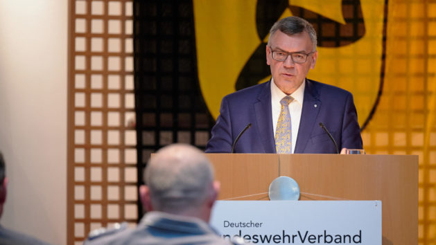 Beim Jahresempfang des Landesverbandes Süddeutschland des Deutschen BundeswehrVerbands hält Staatsminister Dr. Florian Herrmann eine Rede. © Deutscher BundeswehrVerband Landesverband Süddeutschland