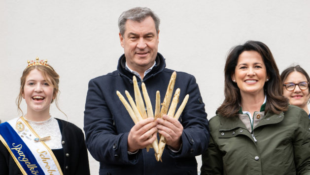 Eröffnung der Spargelsaison unter anderem mit der Schrobenhausener Spargelkönigin Natalie I., Ministerpräsident Dr. Markus Söder und Landwirtschaftsministerin Michaela Kaniber (v.l.n.r.).