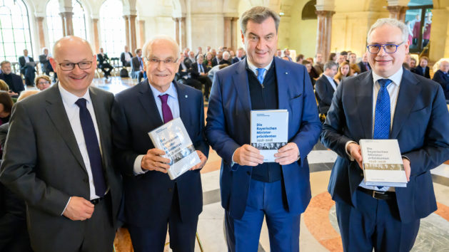 Ministerpräsident a.D. Dr. Edmund Stoiber (2. von links) und Ministerpräsident Dr. Markus Söder (2. von rechts) mit den Herausgebern Christof Botzenhart (links) und Prof. Rainald Becker (rechts) bei der Vorstellung des des Buchs „Die Bayerischen Ministerpräsidenten 1918 – 2018“.