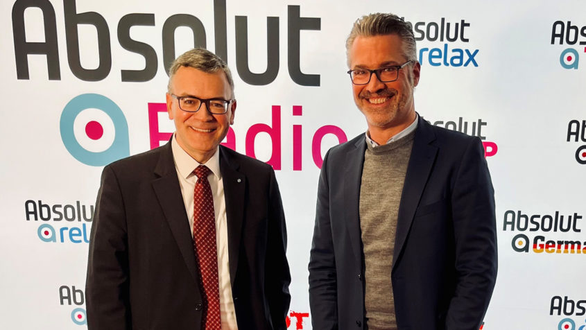 Medienminister Dr. Florian Herrmann (links) und der Geschäftsführer der Antenne Deutschland GmbH & Co. KG, Mirko Drenger (rechts).