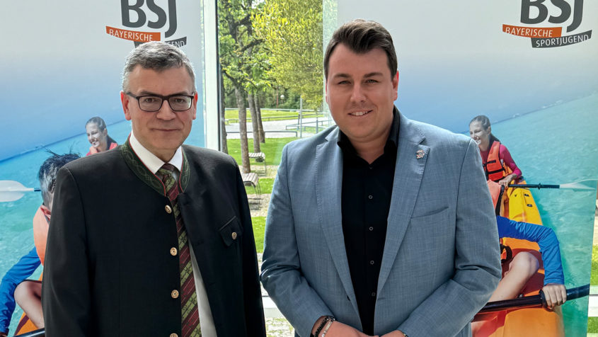 Staatsminister Dr. Florian Herrmann (links) und der Vorsitzende der Bayerischen Sportjugend im BLSV e. V., Michael Weiß (rechts). © BLSV