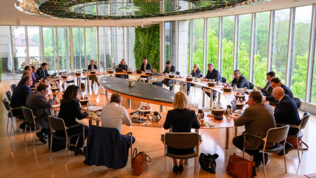 Das Kabinett tagt im Ministerratssaal in der Staatskanzlei.